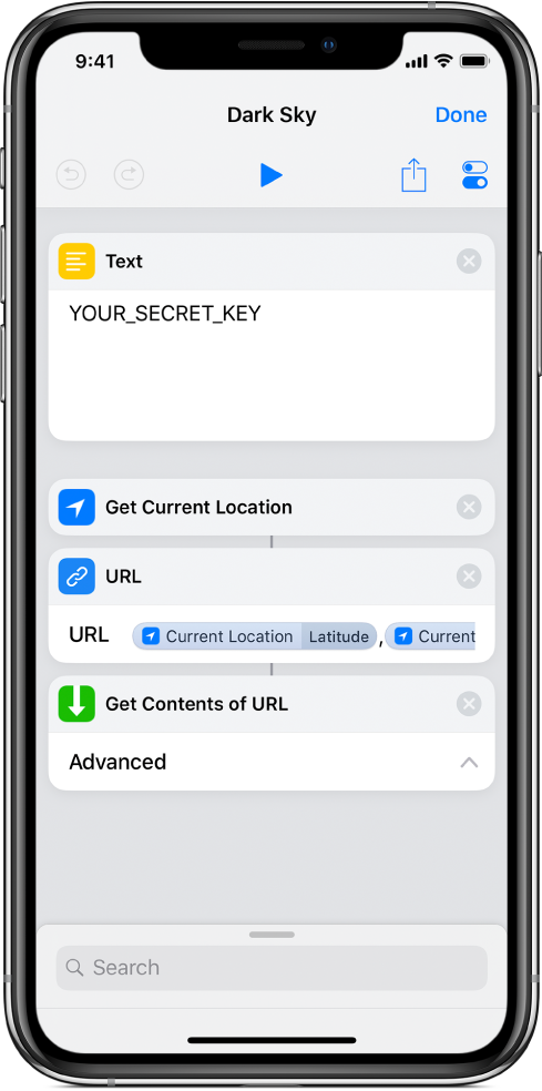 Une action Obtenir le lieu actuel ajoutée entre l’action Texte et l’action URL dans le raccourci de requête API Dark Sky.