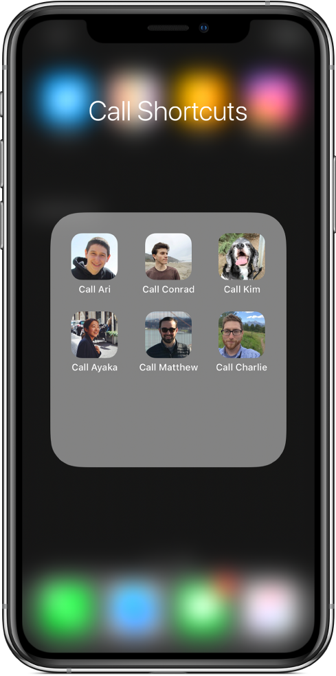 Raccourcis Appeler dans un dossier de l’écran d’accueil affichant des images de contacts.