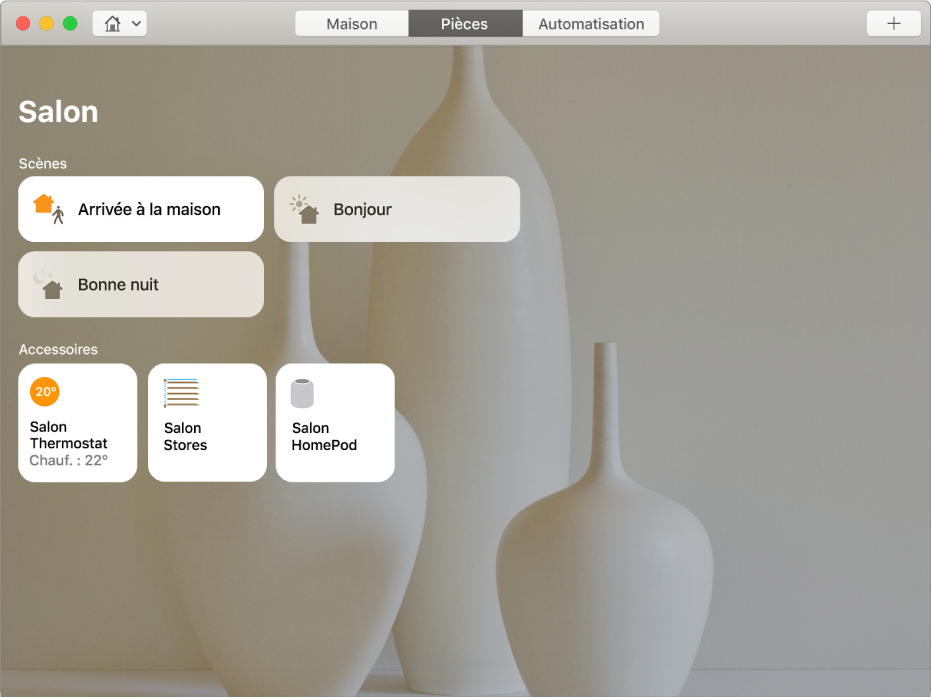 Le salon affichant la scène « Je suis à la maison » qui comprend le thermostat, les stores et les accessoires HomePod du salon.