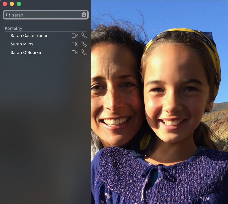 Okno FaceTime przed nawiązaniem połączenia. W lewym górnym rogu znajduje się pole wyszukiwania, a w nim wpisane słowo „Sarah”. Poniżej widoczny jest wynik wyszukiwania z kontaktami o imieniu Sarah, oraz przyciskami obok, pozwalającymi rozpocząć połączenie wideo lub audio. Po prawej kamera pokazuje dwie osoby gotowe do nawiązania połączenia.