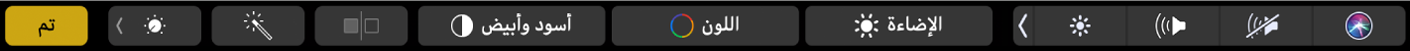 الـ Touch Bar وتظهر عليه أزرار تحرير الصور؛ اقتصاص، وفلاتر، وضبط، وتنقيح، وزر الانتقال إلى المزيد من الخيارات.