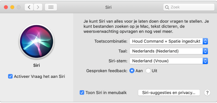 Het voorkeurenvenster 'Siri' met links het aankruisvak 'Activeer Vraag het aan Siri' dat is ingeschakeld en rechts verschillende opties om Siri aan te passen.