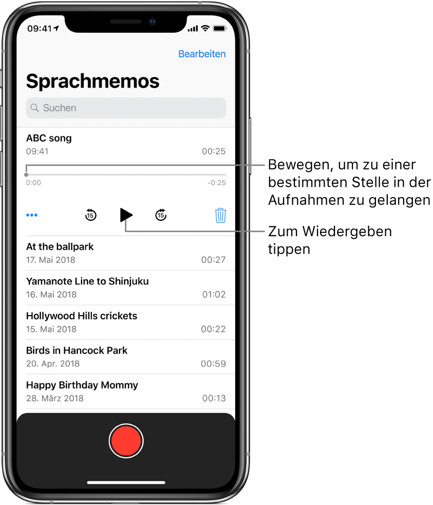 Der Bildschirm der App „Sprachmemos“ mit der Liste der Aufnahmen und der ausgewählten Aufnahme oben. Auf der Zeitleiste der Aufnahme sind die Abspielposition und links und rechts die Zeitangaben für Beginn und Ende der Aufnahme zu sehen. Unter der Zeitleiste sind die Taste „Mehr“ zum Bearbeiten, Duplizieren oder Teilen einer Aufnahme, die Tasten zum Zurückspringen und zum Vorspringen um jeweils 15 Sekunden und die Taste „Löschen“ zu sehen. Ganz unten ist die Liste der weiteren Aufnahmen zu sehen, die durch Tippen geöffnet werden können.