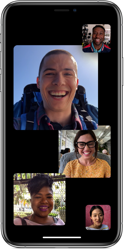 Un appel FaceTime en groupe réunissant quatre participants, dont l’auteur de l’appel. Chaque participant apparaît dans sa propre tuile ; les tuiles plus grandes indiquent les participants les plus actifs.