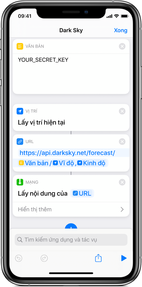 Một tác vụ Lấy vị trí hiện tại được thêm vào giữa tác vụ Văn bản và tác vụ URL trong phím tắt yêu cầu API của Dark Sky.