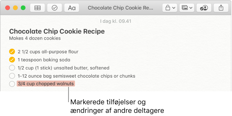 En note med en opskrift på småkager med chokoladestykker. En anden deltagers ændringer fremhæves med rødt.