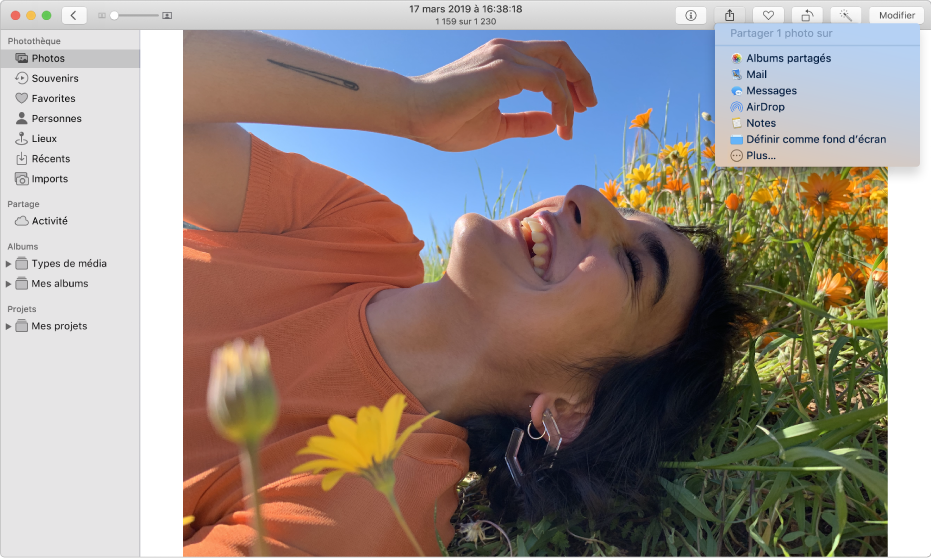 La fenêtre Photos présentant une photo et le menu Partager avec la commande Albums partagés sélectionnée.