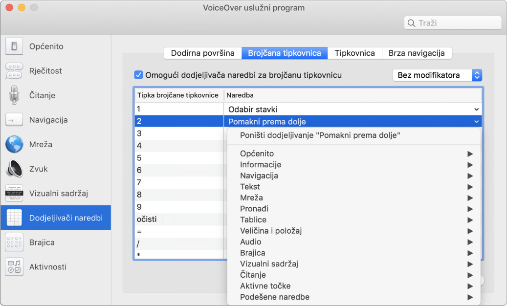 Prozor Uslužnog programa VoiceOver koji prikazuje kategoriju Dodjeljivač naredbi odabranu u rubnom stupcu i odabranu brojčanu tipkovnicu na desnoj strani. U gornjem uglu prikaza brojčane tipkovnice odabrana je kućica "Omogući dodjeljivača naredbi za brojčanu tipkovnicu". Iz skočnog izbornika Modifikator nije odabran nijedan Modifikator. Ispod potvrdne kućice i skočnog izbornika nalazi se tablica s dva stupca: Brojčana tipka i Naredba. Odabire se drugi redak i sadrži 2 u stupcu tipki brojčane tipkovnice i Pomakni dolje u stupcu Naredba. Skočni izbornik ispod Pomakni prema dolje koji prikazuje kategorije naredbi, poput Općenito; svaka kategorija ima strelicu za prikaz naredbi koje se mogu dodijeliti trenutačnoj tipki brojčane tipkovnice.