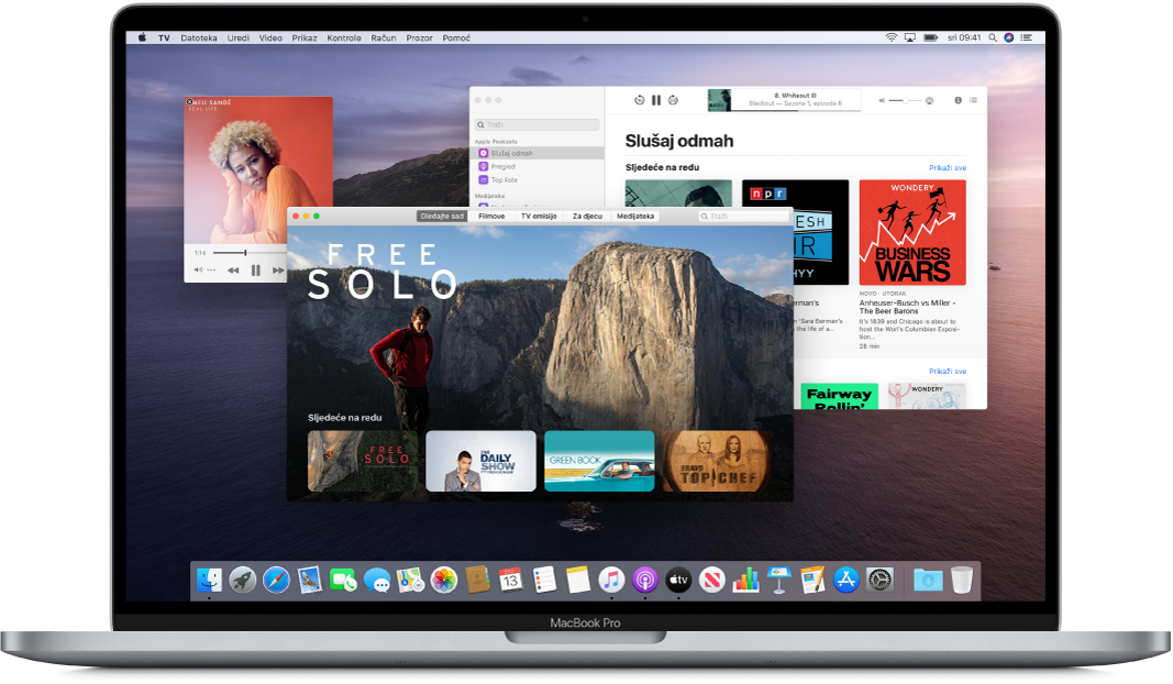 Radna površina računala MacBook Pro s otvorenim prozorima aplikacija Glazba, TV i Podcasti.