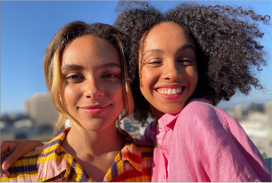 Image affichant deux femmes qui sourient dans un selfie.