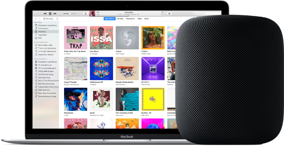 Ένα MacBook με το iTunes στην οθόνη και ένα HomePod σε κοντινή απόσταση.