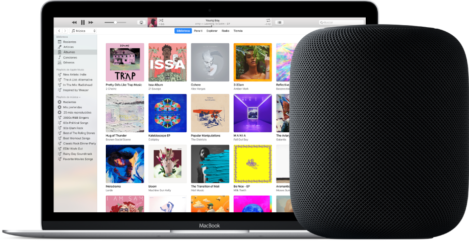 Una MacBook con iTunes en la pantalla y un HomePod cerca.