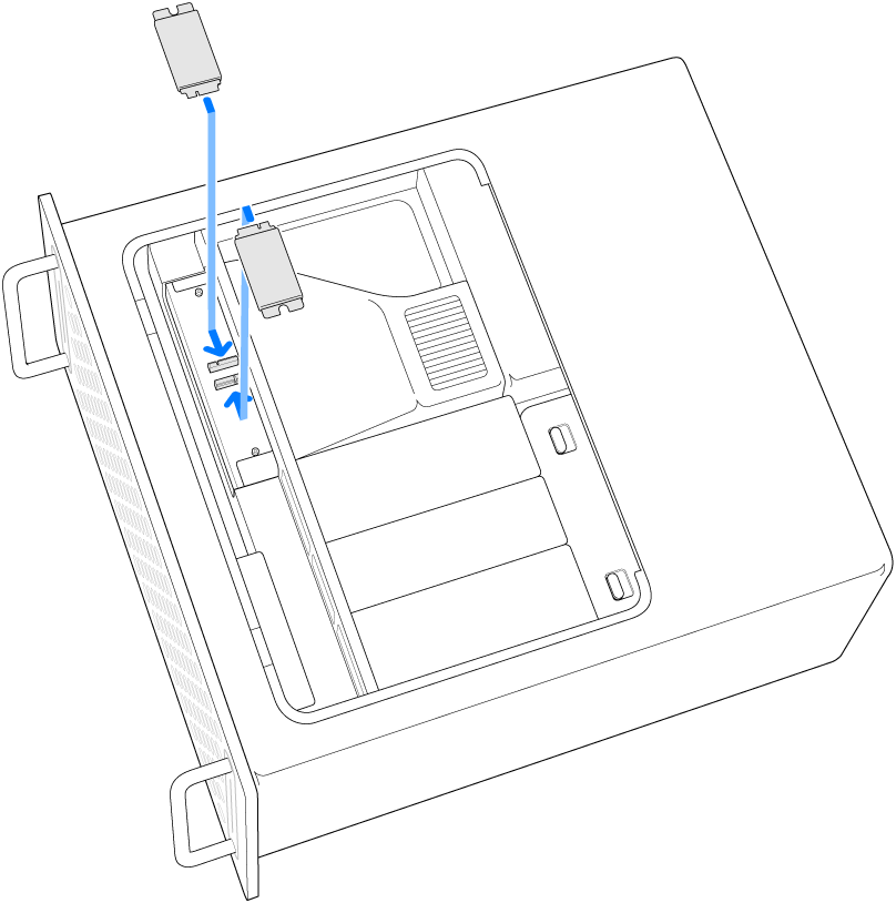 Mac Pro sur le côté et montrant deux modules SSD en cours d’installation.