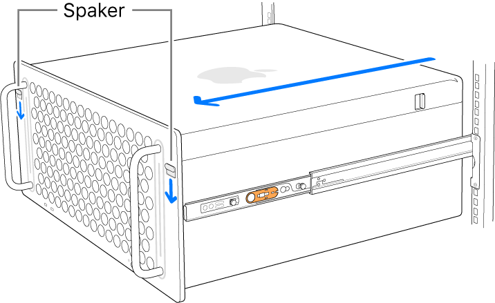 Mac Pro som hviler på skinnene som er festet til racken.