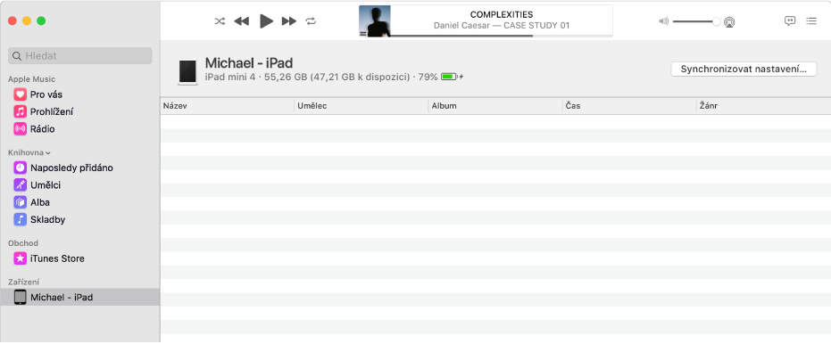 Okno Hudba, na bočním panelu je uvedeno zařízení (Michaelův iPad). Tlačítko Synchronizovat nastavení v pravém horním rohu otevře Finder