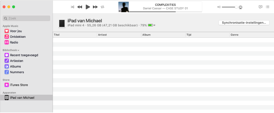 Het Muziek-venster met een apparaat (Michaels iPad) in de navigatiekolom. Met de knop 'Synchronisatie-instellingen' rechtsbovenin wordt de Finder geopend.