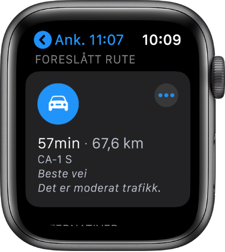 Kart-appen viser en foreslått rute, med estimert rutedistanse og hvor lang tid det vil ta å nå bestemmelsesstedet. En Mer-knapp vises nær høyre hjørne.