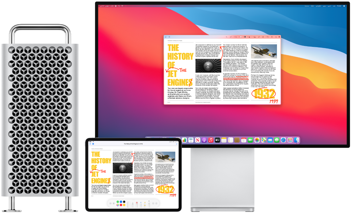 كمبيوتر Mac Pro وجهاز iPad جنبًا إلى جنب. تعرض كلتا الشاشتين مقالة مغطاة بتعديلات حمراء مخربشة، مثل جمل متداخلة وأسهم وكلمات مضافة. يحتوي الـ iPad أيضًا على عناصر تحكم في التوصيف في أسفل الشاشة.