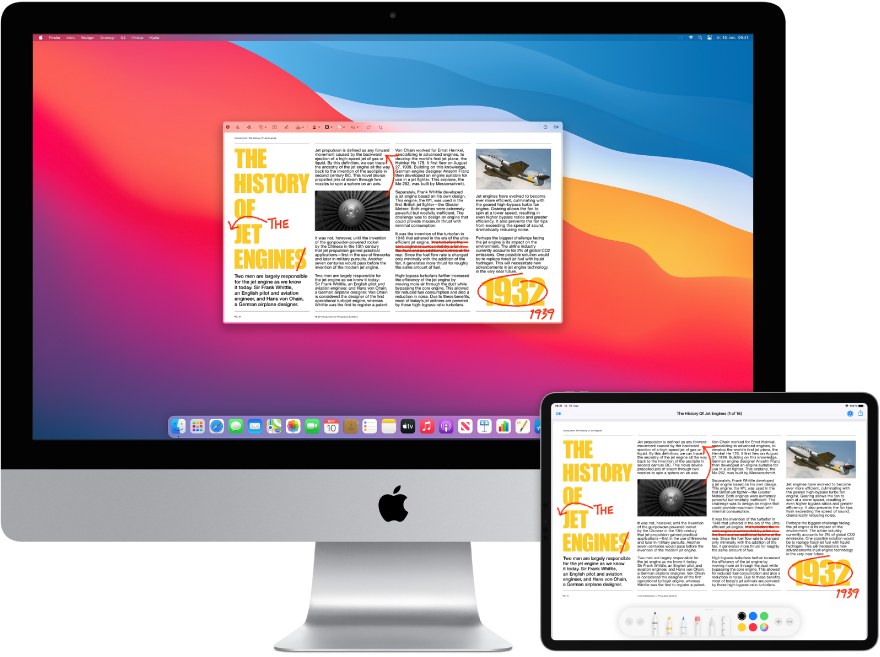 En iMac og en iPad står ved siden af hinanden. Begge skærme viser en artikel dækket af nedkradsede røde redigeringer, f.eks. udstregede sætninger, pile og tilføjede ord. iPad har også markeringsmuligheder nederst på skærmen.