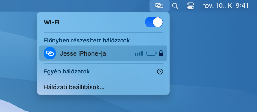 Mac gép képernyője a Wi-Fi menüvel, amelyben az látható, hogy egy iPhone egy személyes hotspothoz kapcsolódik.