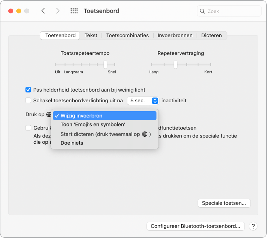 Het voorkeurenpaneel 'Toetsenbord' met een venstermenu met opties voor de functietoets/Wereldbol-toets: 'Wijzig invoerbron', 'Toon 'Emoji's en symbolen'', 'Start dicteren' en 'Doe niets'.