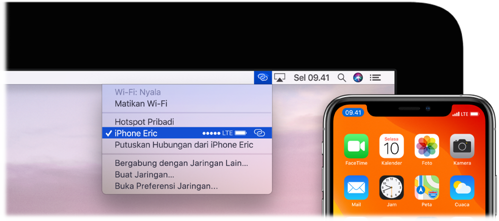 Layar Mac dengan menu Wi-Fi menampilkan Hotspot Pribadi yang terhubung ke iPhone.