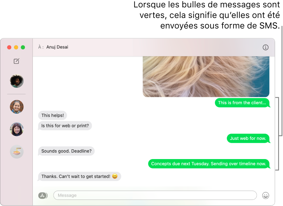 La fenêtre Messages avec plusieurs conversations dans la barre latérale de gauche, ainsi qu’une conversation ouverte sur la droite. Les bulles de messages sont vertes, ce qui signifie qu’elles ont été envoyées comme message SMS.