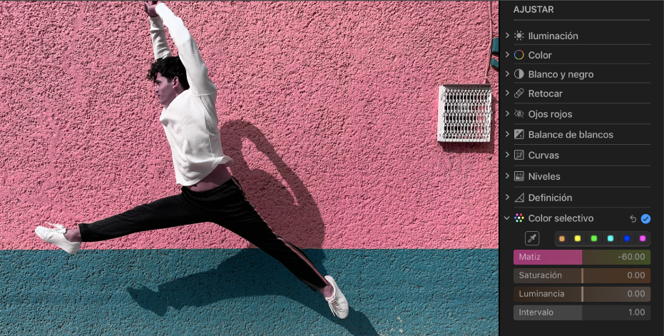 Una foto tras un ajuste de color selectivo mostrando la pared café del fondo cambiada a rosa.