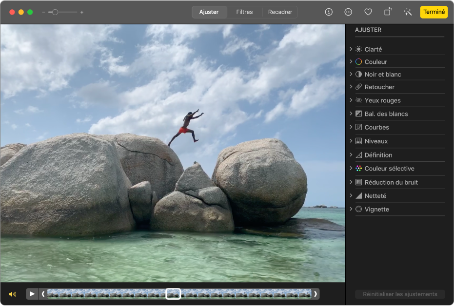 Un clip vidéo en mode édition avec un curseur présentant les images de la vidéo. Le bouton Haut-parleur et le bouton Lire sont à gauche du curseur. À droite se trouve la sous-fenêtre Ajuster avec des options d’ajustement.
