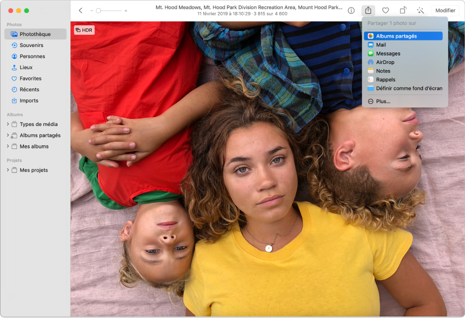 La fenêtre Photos montrant une photo et le menu Partager ouvert sous le bouton Partager dans la barre d’outils.