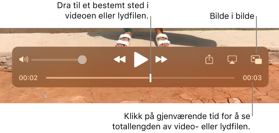 Avspillingskontrollene i QuickTime Player. Øverst er volumkontrollen, Spol tilbake-knappen, Start/pause-knappen og Hurtigspoling framover-knappen. Nederst er spillehodet, som du kan flytte for å gå til et bestemt sted i filen. Tiden som gjenstår i filen vises nederst til høyre.