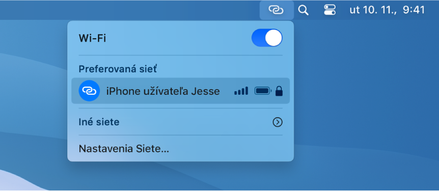 Obrazovka Macu s menu Wi-Fi, v ktorom je znázornené Zdieľanie internetu pripojené k iPhonu.