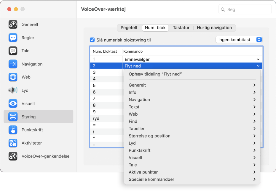 VoiceOver-værktøj viser kategorien Styring, der er valgt i indholdsoversigten, og vinduet Num. blok, som er valgt til højre. Øverst i vinduet Num. blok er afkrydsningsfeltet Slå Numerisk blokstyring til valgt. Der er ikke valgt nogen kombitast på lokalmenuen Kombitast. Under afkrydsningsfeltet og lokalmenuen er en tabel med to kolonner: Num. bloktast og Kommando. Den anden række er valgt og indeholder 2 i kolonnen Num. bloktast og Flyt ned i kolonnen Kommando. En lokalmenu under Flyt ned viser kommandokategorier, f.eks. Generelt. Hver kategori har en pil, som viser de kommandoer, der kan tildeles til den aktuelle tast på den numeriske blok.