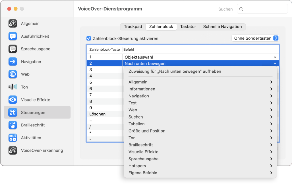 Das Fenster des VoiceOver-Dienstprogramms mit ausgewählter Kategorie „Steuerungen“ in der Seitenleiste und dem ausgewählten Bereich „Zahlenblock“ rechts. Oben im Bereich „Zahlenblock“ befindet sich das Markierungsfeld „Zahlenblock-Steuerung aktivieren“, das ausgewählt ist. Im Einblendmenü für Sondertasten ist keine Sondertaste ausgewählt. Unter dem Markierungsfeld und dem Einblendmenü befindet sich eine Tabelle mit zwei Spalten: Zahlenblock-Taste und Befehl. Die zweite Zeile ist ausgewählt und enthält den Wert „2“ in der Spalte „Zahlenblock-Taste“ und „Nach unten“ in der Spalte „Befehl“. Ein Einblendmenü unter „Nach unten“ zeigt Befehlskategorien, beispielsweise „Allgemein“. Jede Kategorie hat einen Pfeil zum Anzeigen von Befehlen, die der aktuellen Zahlenblock-Taste zugewiesen werden können.