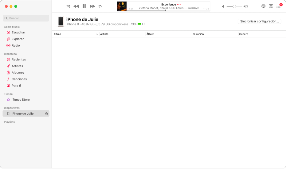 La ventana Música con un dispositivo (iPhone de Julie) en la barra lateral. El botón Sincronizar configuración en la esquina superior derecha abre el Finder.