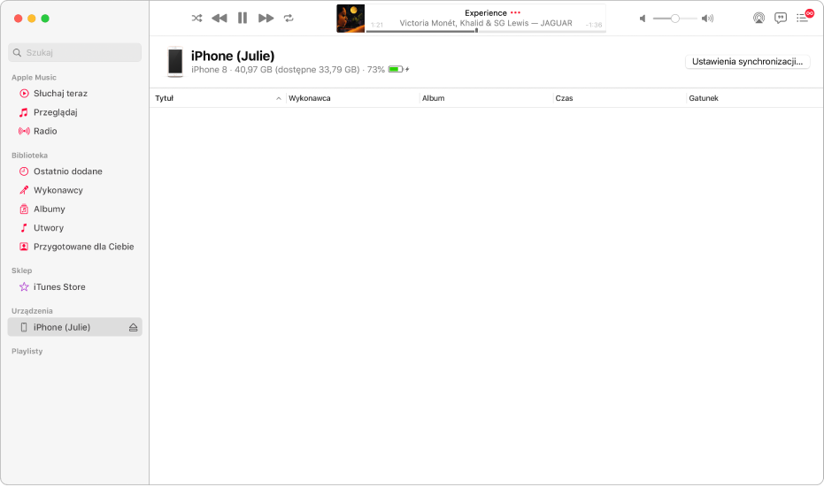 Okno Muzyki z urządzeniem na pasku bocznym. Urządzenie nosi nazwę iPad (Julia). W prawym górnym rogu widoczny jest przycisk Ustawienia synchronizacji, który otwiera Findera.