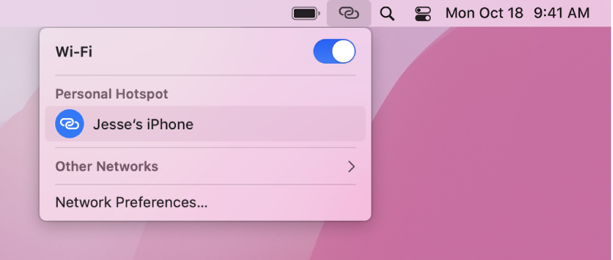 Der Mac-Bildschirm mit dem WLAN-Menü, in dem ein mit dem iPhone verbundener persönlicher Hotspot zu sehen ist