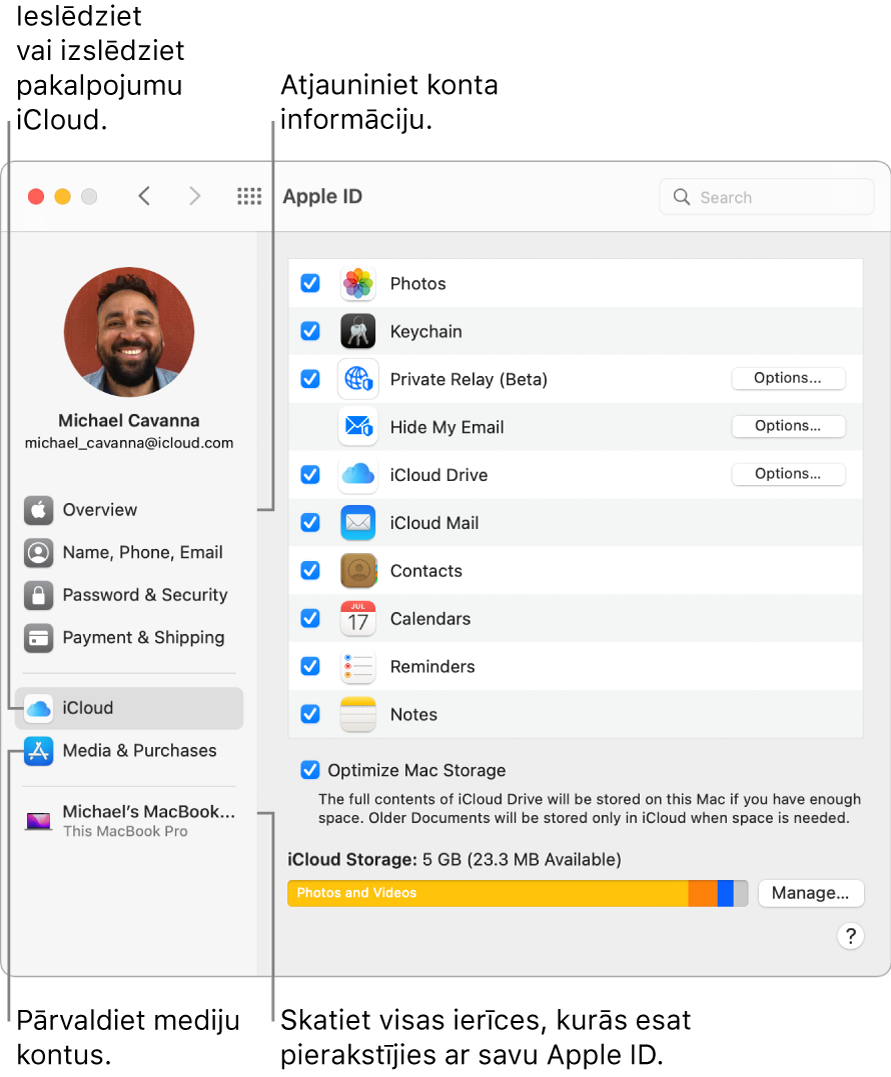 Apple ID rūts izvēlnē System Preferences. Noklikšķiniet uz elementa sānu joslā, lai atjauninātu savu konta informāciju, ieslēgtu vai izslēgtu pakalpojumu iCloud, pārvaldītu mediju kontus vai skatītu visas ierīces, kurās esat pierakstījies ar savu Apple ID.