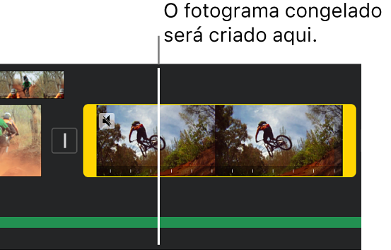 Clipe de vídeo na linha do tempo, com alças de região amarelas em cada extremidade e o cursor de reprodução posicionado onde o fotograma congelado será adicionado.