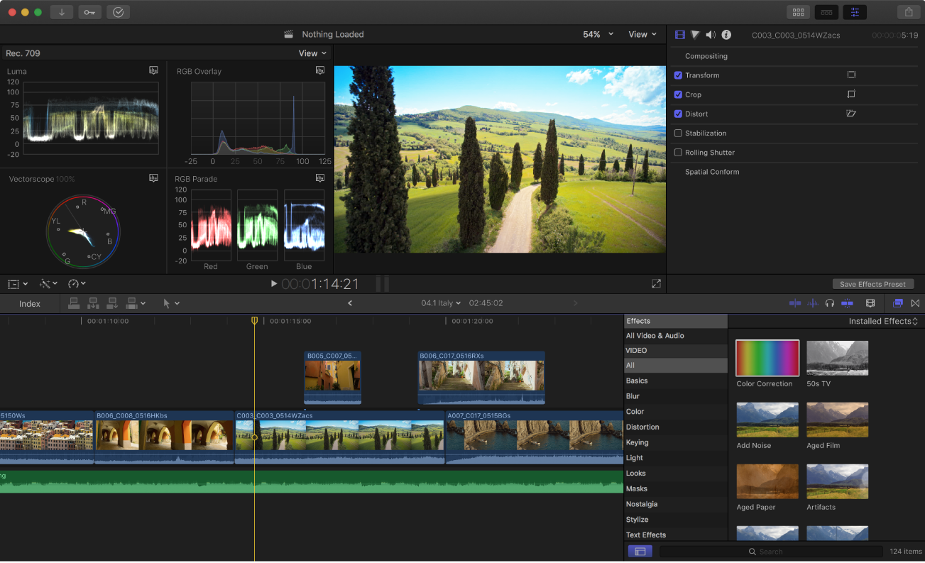 La ventana principal de Final Cut Pro con la visualización de videoscopios, el visor, el inspector, la línea de tiempo y el explorador de Efectos