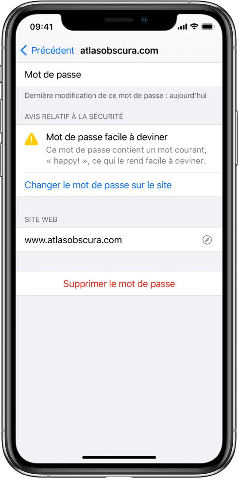 L’écran d’un compte dans les réglages « Mots de passe ». Une recommandation en matière de sécurité indique « Mot de passe facile à deviner. Ce mot de passe contient un mot courant, « heureux! », qui le rend simple à deviner ». Le bouton « Modifier le mot de passe sur le site » s’affiche sous la recommandation en matière de sécurité.