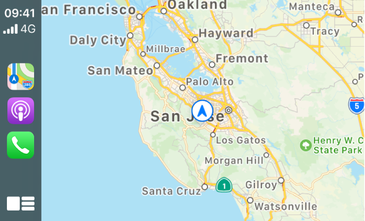 CarPlay viser symboler for Kart, Podkaster og Telefon til venstre og et kart av området til høyre.