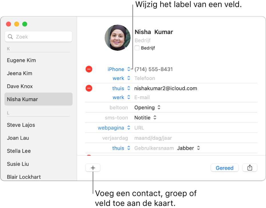 Een contactpersoonkaart met een veldlabel dat kan worden gewijzigd en de knop onder in de kaart voor het toevoegen van velden voor contactgegevens, groepen of kaarten.