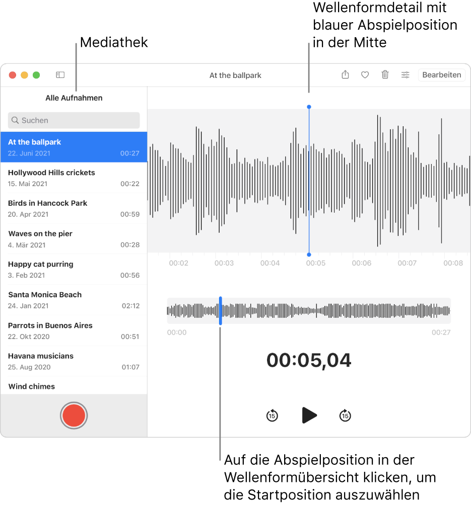 Die App „Sprachmemos“ zeigt die Aufnahmen links in der Mediathek an. Die ausgewählte Aufnahme erscheint rechts neben der Liste im Fenster als Wellenform-Detailansicht mit einer blauen Abspielposition in der Mitte. Unter der Aufnahme befindet sich die Wellenformübersicht. Durch Klicken auf die Abspielposition in der Übersicht wählst du die Startposition.