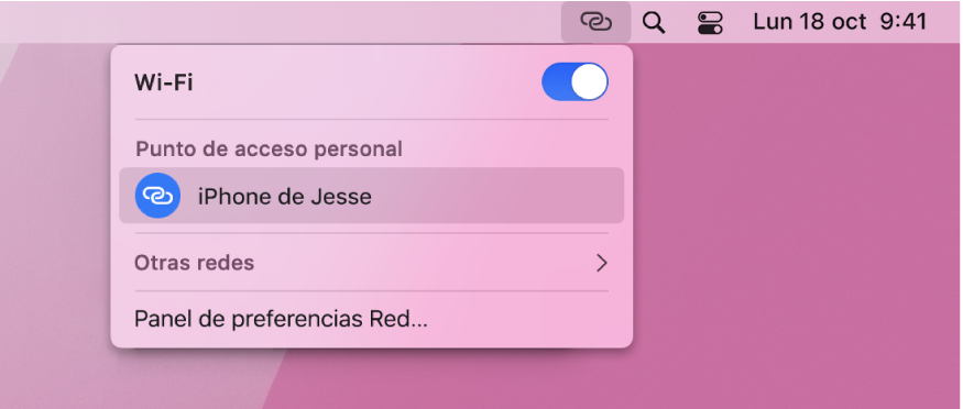 Pantalla de un Mac con el menú de la conexión Wi-Fi en el que se muestra la función “Compartir internet” conectada a un iPhone.