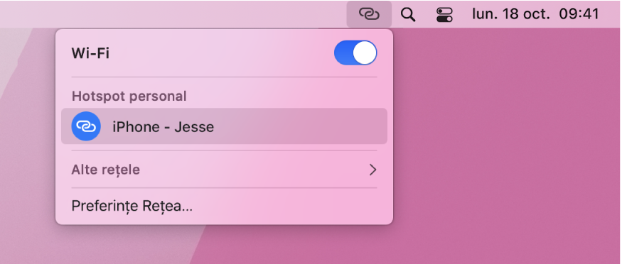 Un ecran Mac cu meniul Wi-Fi afișând un hotspot personal conectat la un iPhone.