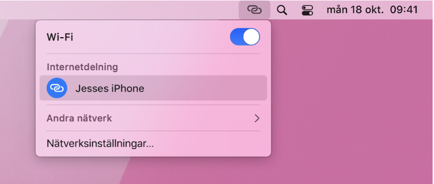 En Mac-skärm med Wi‑Fi-menyn som visar en anslutning via Internetdelning på iPhone.