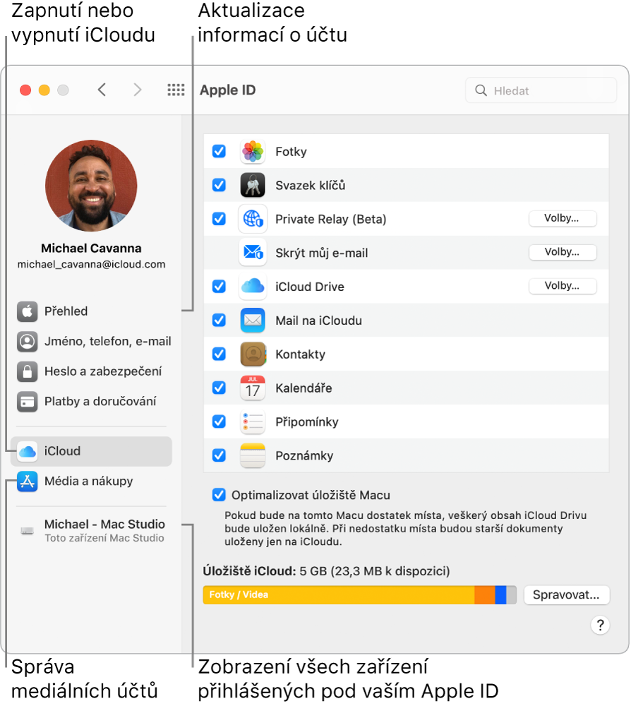 Panel Apple ID v Předvolbách systému. Po kliknutí na různé položky na bočním panelu můžete aktualizovat údaje o svém účtu, zapnout nebo vypnout iCloud, spravovat mediální účty nebo zobrazit všechna zařízení přihlášená pod vaším Apple ID.
