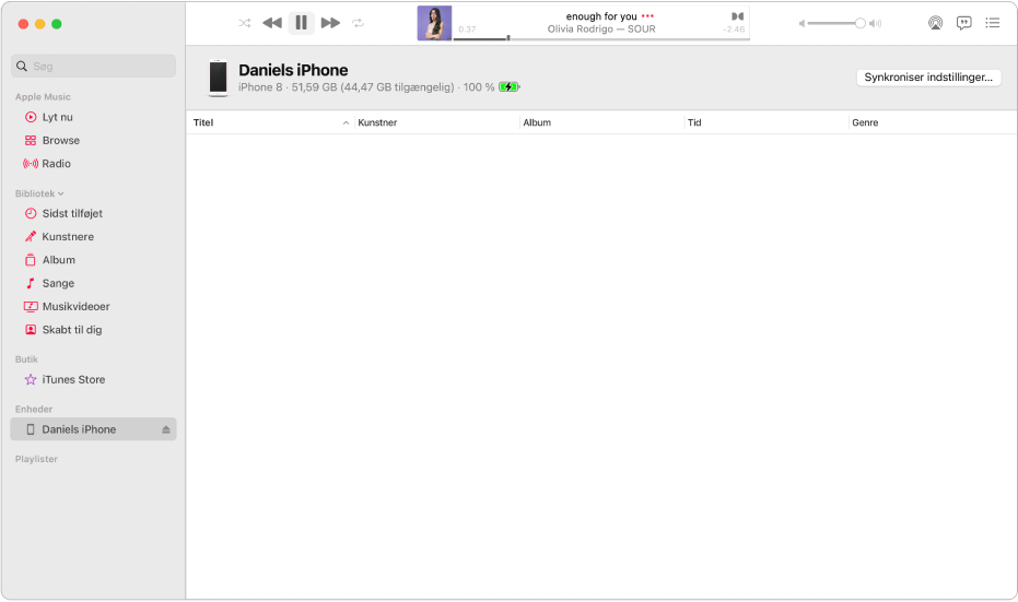 Vinduet Musik med en enhed (Julies iPhone) i indholdsoversigten. Knappen Synkroniser indstillinger i øverste højre hjørne åbner Finder.