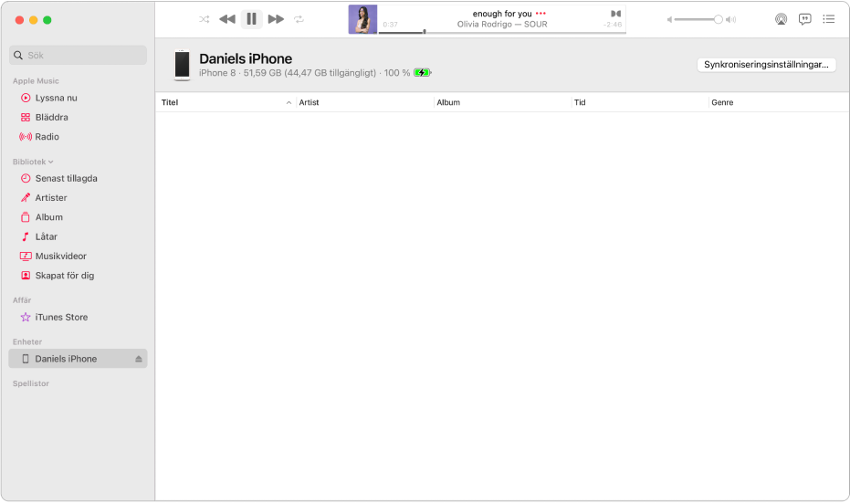 Musik-fönstret med en enhet (iPhone för Julie) i sidofältet. Knappen Synkroniseringsinställningar i det övre högra hörnet av Finder.